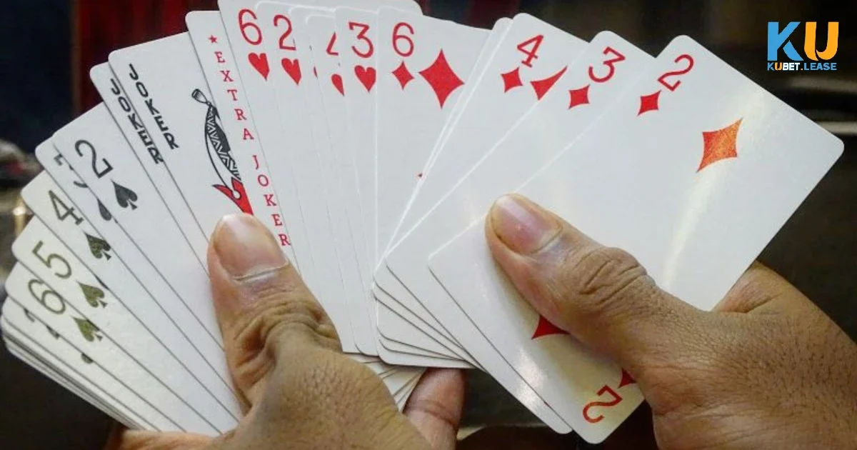 Các Thế Bài Tiến Lên Phổ Biến – Bạn Đã Biết Hết Chưa? 2 Trong các thể bài Tiến Lên, ba đôi thông và tứ quý là những thế bài lớn nhất